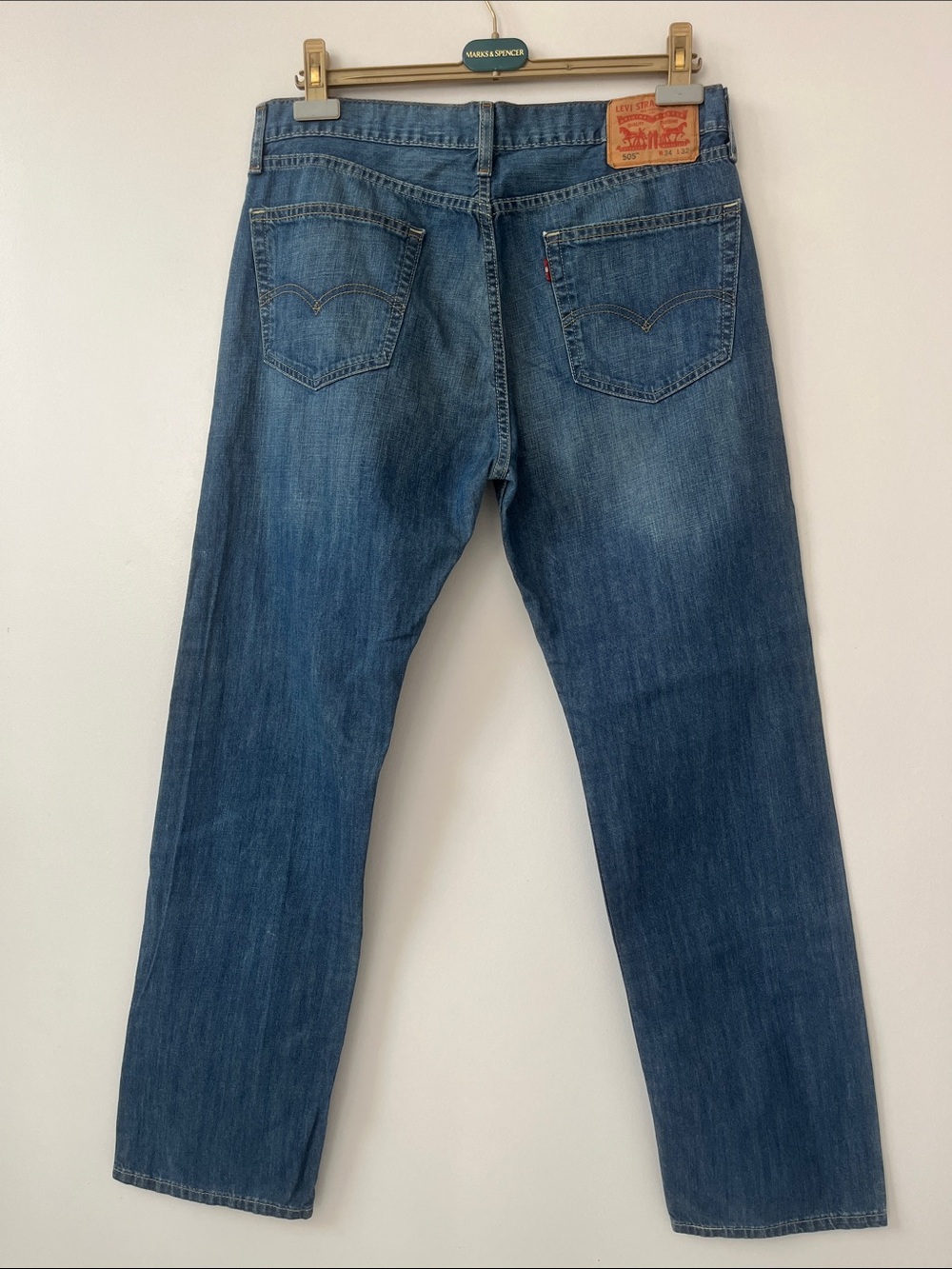 Levi's 505Men's Blue Straight-Leg Jeans medium wash, regular fit Denim Classic